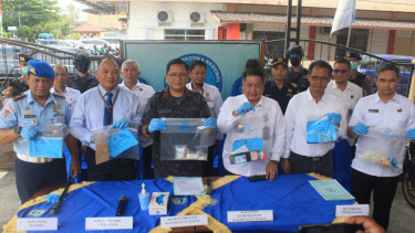 BNNP Kalbar menunjukkan barang bukti dan tersangka penyelundupan sabu