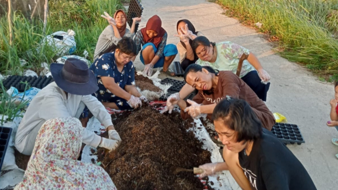 Warga Kelurahan Rawa Makmur, Kota Bengkulu mempersiapkan tanam sayur 
