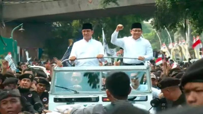 Capres Cawapres Anies Baswedan - Muhaimin Iskandar naik jeep mendaftar ke KPU