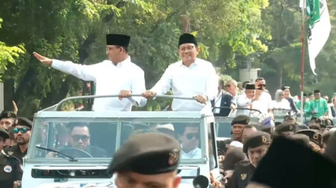 Iring-iringan Anies-Muhaimin naik jeep saat mendaftar ke kantor KPU
