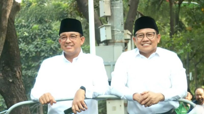 Anies Baswedan-Muhaimin Iskandar naik jip mendaftar ke KPU, Kamis (19/10)