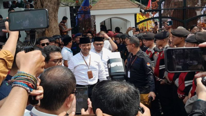 Anies Baswedan dan Cak Imin tiba di gedung KPU untuk daftar capres-cawapres.