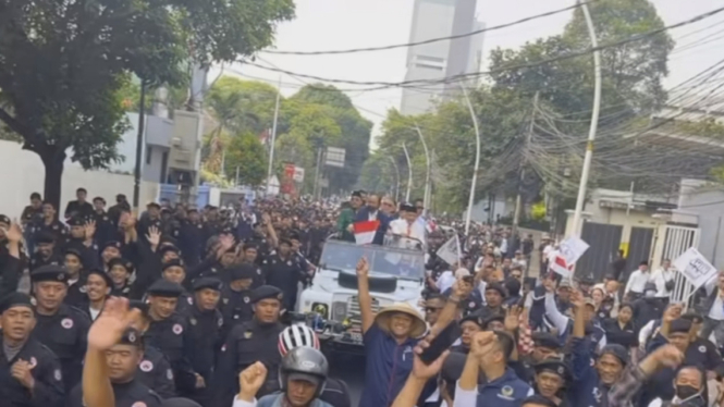 Land Rover yang digunakan pasangan AMIN daftar ke KPU