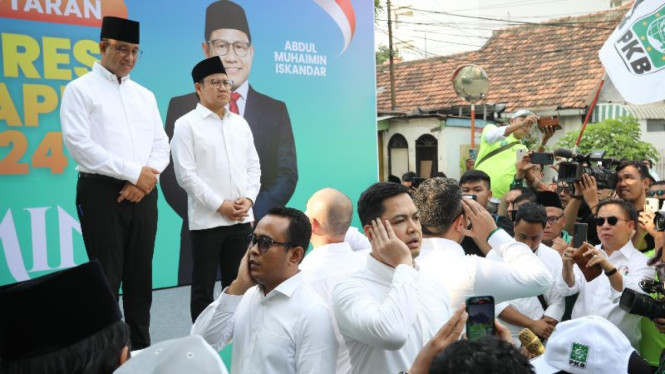 Kader PKB lantunkan azan saat Anies Baswesan dan Cak Imin di markas DPP PKB.