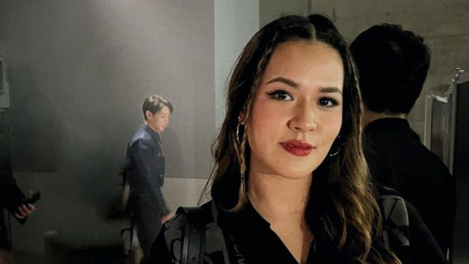 Candid pose Raisa dengan Jungkook BTS