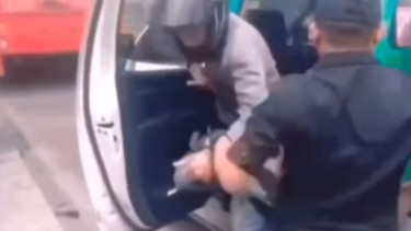 Lagi Kebelet Ditilang, Pemotor Nekat BAB di Mobil Patroli Polisi