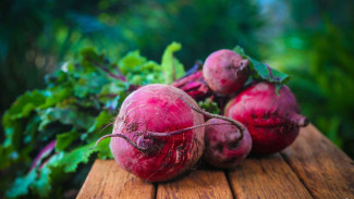 Konsumsi Buah Bit Bikin Kotoran dan Kencing Kamu Merah? Ini Penyebabnya