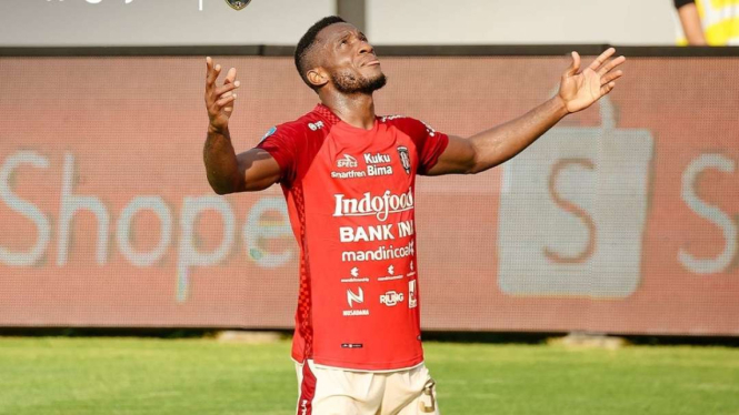 Pemain Bali United Privat Mbarga rayakan gol