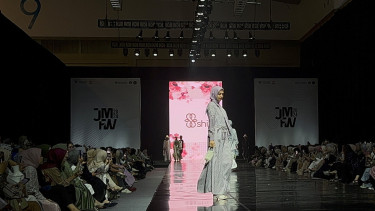 Koleksi Shireen Sungkar di catwalk JMFW 2024