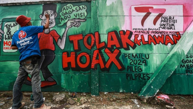 Mural bertema hoax di Jalan Margonda Raya, Depok, Jawa Barat, Sabtu (17/6/2023)
