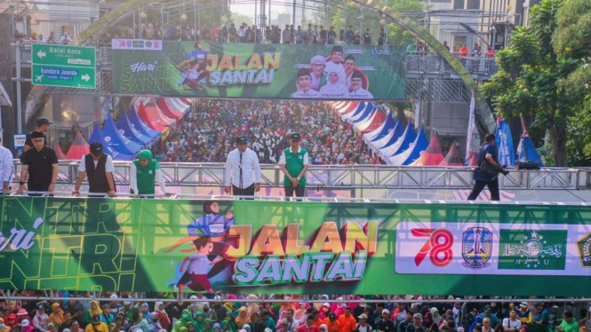 Ketua Umum Pengurus Besar Nahdlatul Ulama (NU) Yahya Cholil Staquf (Gus Yahya) melepas Jalan Santai memperingati Hari Santri 2023 di Surabaya, Jawa Timur, Sabtu, 21 Oktober 2023.