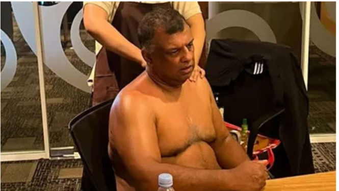 Bos AirAsia Tony Fernandes yang tengah dipijat saat rapat manajemen