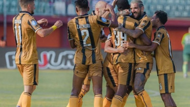 Pemain Dewa United merayakan gol