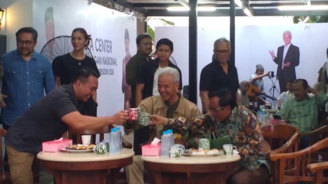 Ganjar-Mahfud MD dan tim pemenangan minum jamu dan makan pecel.