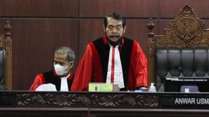 Hakim konstitusi Anwar Usman saat sidang di MK.