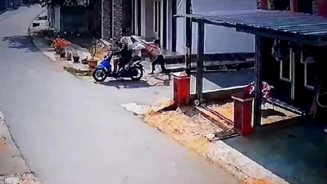 Rekaman CCTV bocah SD lawan begal