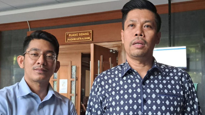 Pengacara Emirsyah Satar, Monang Sagala (kanan) dan El Rhoy Benhur (kiri) 