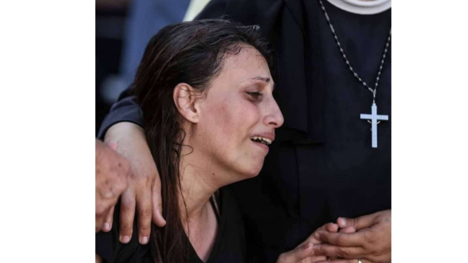 Potret Pemakaman Warga Kristen Palestina usai Gereja Dibom Israel,