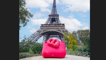 Buttonscarves Pamerkan Kemegahan Tas Indonesia di Menara Eiffel