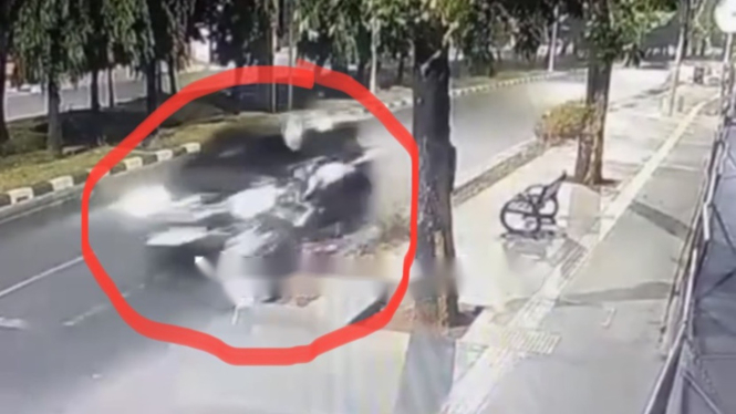 Rekaman detik-detik wanita ditabrak fortuner