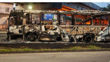 Bus yang dibakar oleh gangster di Brasil