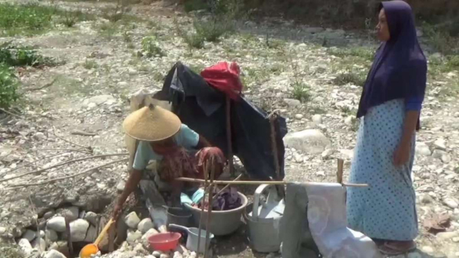 Warga Desa Pojok Klitik, Kecamatan Plandaan, Jombang, Jawa Timur, saat mengais air bersih di sungai yang mengering akibat kemarau panjang, Selasa, 24 Oktober 2023.