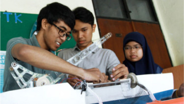 Idham Aulia M. Basir pencipta kapal pembersih sampah The Guners
