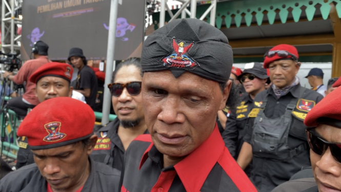 Ketua Umum GRIB Hercules Rosario Marshall mendampingi Prabowo-Gibran di KPU RI