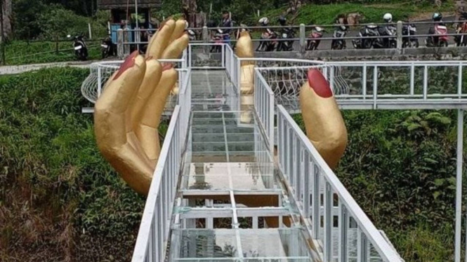 Jembatan kaca The Geong Banyumas pecah, 1 wisatawan tewas