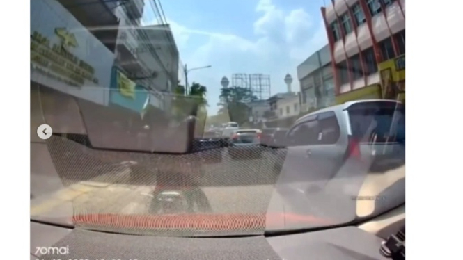 Pencuri motor.