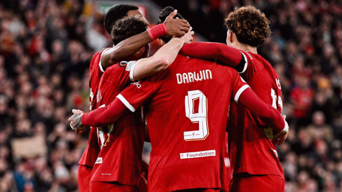 Pemain Liverpool meragakan gol