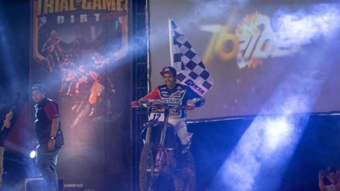 Aksi crosser dalam ajang Trial Game Dirt 2023