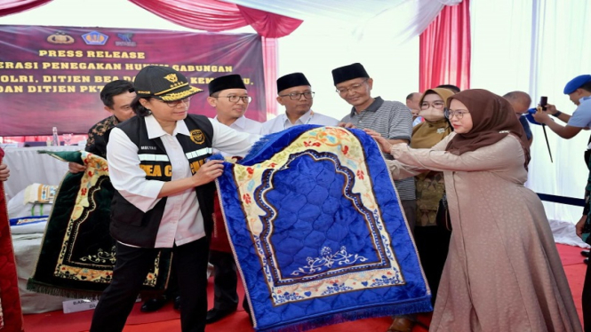 Menteri Keuangan, Sri Mulyani  menghibahkan karpet sajadah ilegal ke pemkab