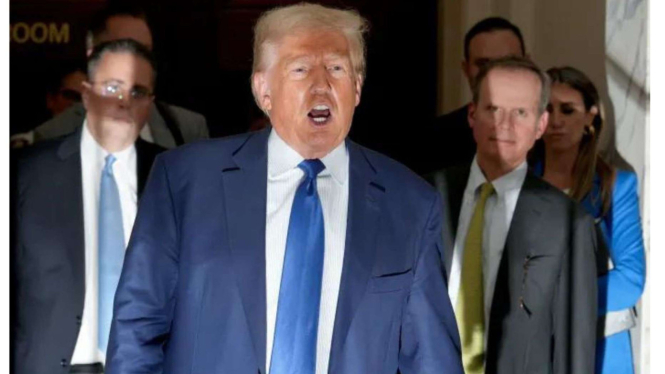 Donald Trump saat  bertemu wartawan usai persidangannya
