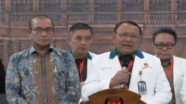 Ketua KPU Hasyim Asyari dan tim RSPAD laporkan hasil tes kesehatan.