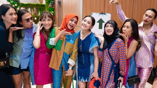 Deretan artis di Jakarta Fashion Week.