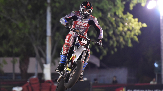 Aksi pembalap supermoto kelas dunia, Sylvain Bidart