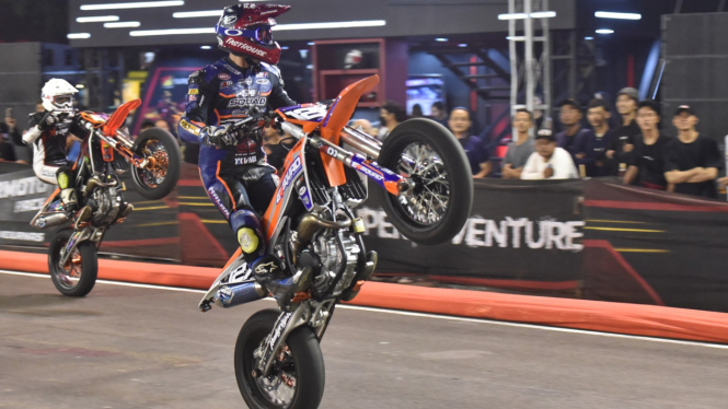 Aksi Farudilla Adam di Supermoto Race seri pamungkas
