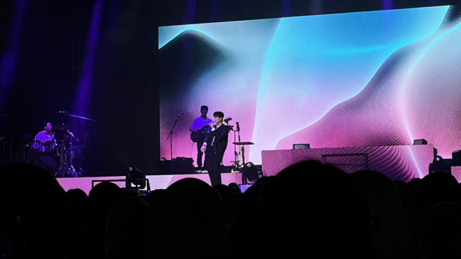 Young K DAY6 konser di Jakarta.
