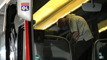 Bus Olympique Lyon terkena lemparan batu