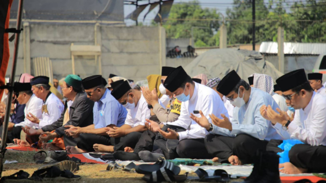 Pemkot dan Masyarakat Gelar Salat Istisqa di TPA Rawa Kucing, Tangerang