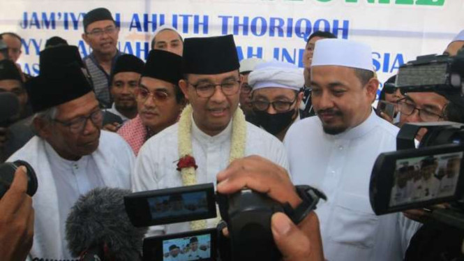 Bakal calon presiden Anies Baswedan saat diwawancarai sejumlah wartawan usai menghadiri deklarasi dukungan Amin di Ponpes Syathoriyyah, Kecamatan Kunir, Kabupaten Lumajang, Jawa Timur, Minggu, 29 Oktober 2023.