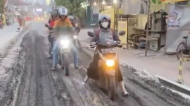 Jalan Raya di Jombang Rusak Total Dilalui Kendaraan