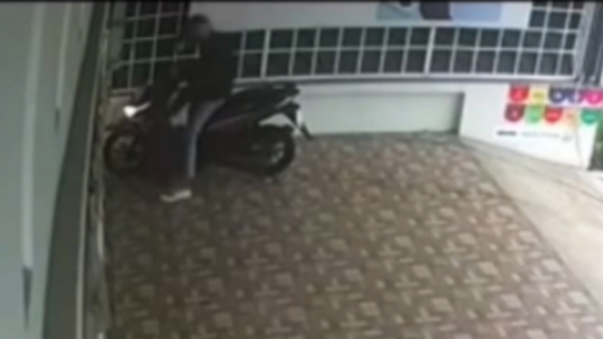 Terekam CCTV pelaku pembuang bayi di depan Ruko, Deli Serdang