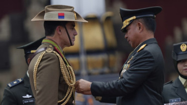 VIVA Militer: KSAD Agus sematkan Bintang Eka Paksi Utama ke Kasad Australia
