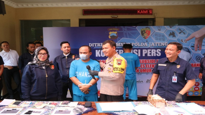 Ditreskrimsus Polda Jateng mengungkap kasus prostitusi online di Banyumas.