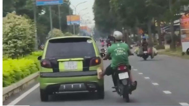 Viral Pegendara Motor Stut Mobil