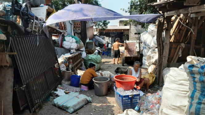 Suasana di lapak pemulung di Cipadu, Tangerang Selatan.