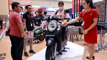 Pengunjung IMOS 2023 mencoba Honda Scoopy