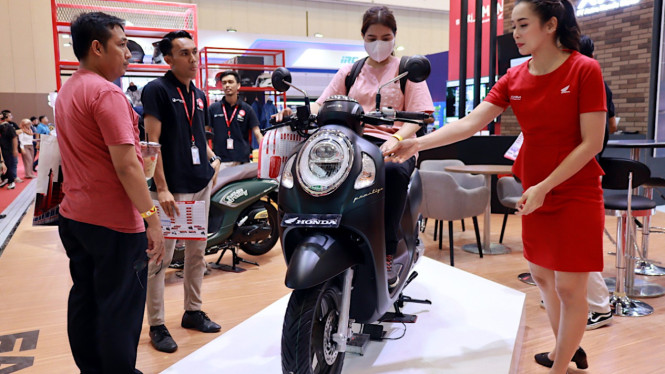 Pengunjung IMOS 2023 mencoba Honda Scoopy